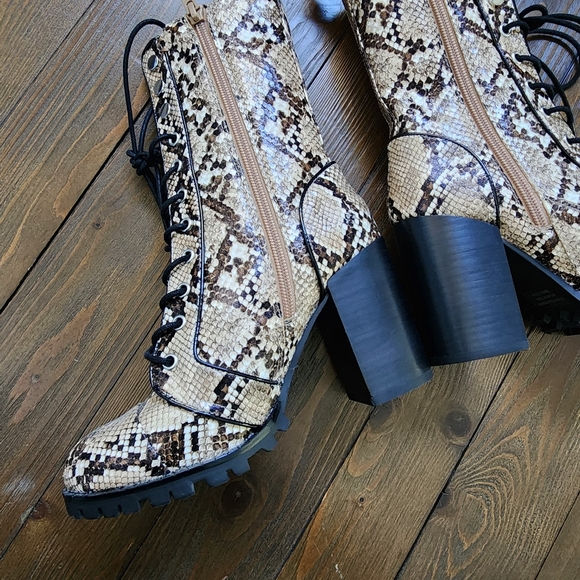 DV DOLCE VITA Ayleen Heeled Lug Sole Combat Boots Size 6 NWOT - Picture 10 of 15